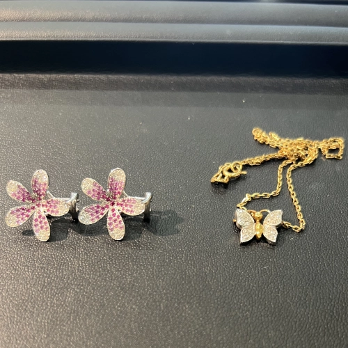 18金 K18 花柄ピアス 蝶モチーフペンダントトップを買取