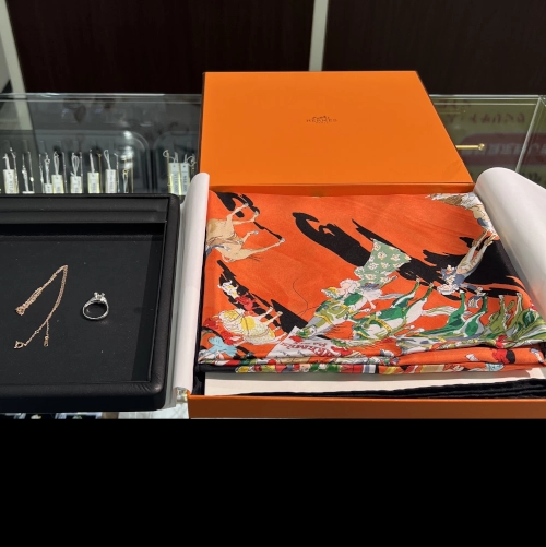 エルメス Hermes スカーフ モリエ サーカス カレ 90 他を買取